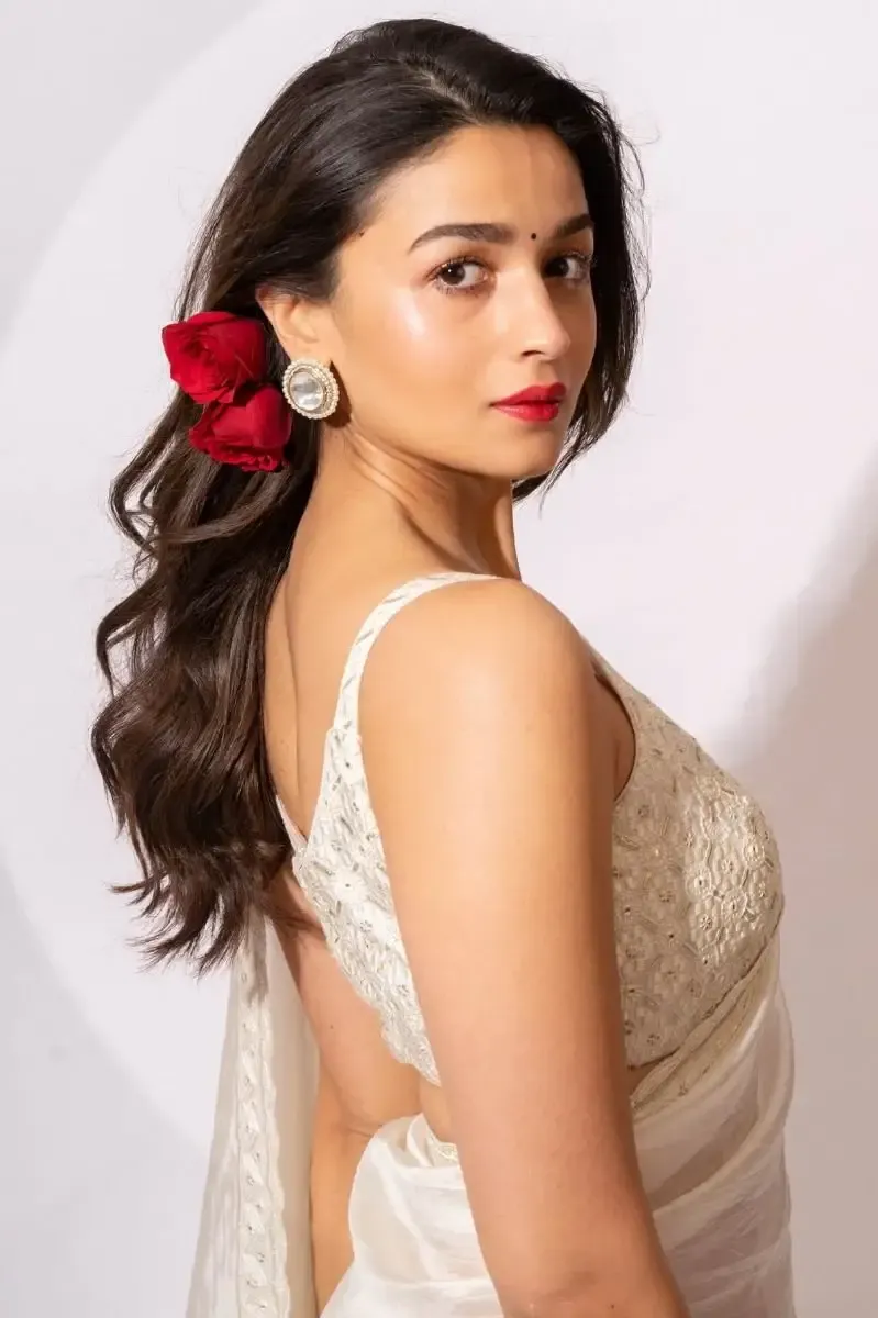 NORTH INDIAN ACTRESS ALIA BHATT IN TRADITIONAL WHITE SAREE 4